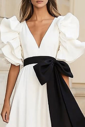 Robe longue formelle à volants en satin noir et blanc avec noeud
